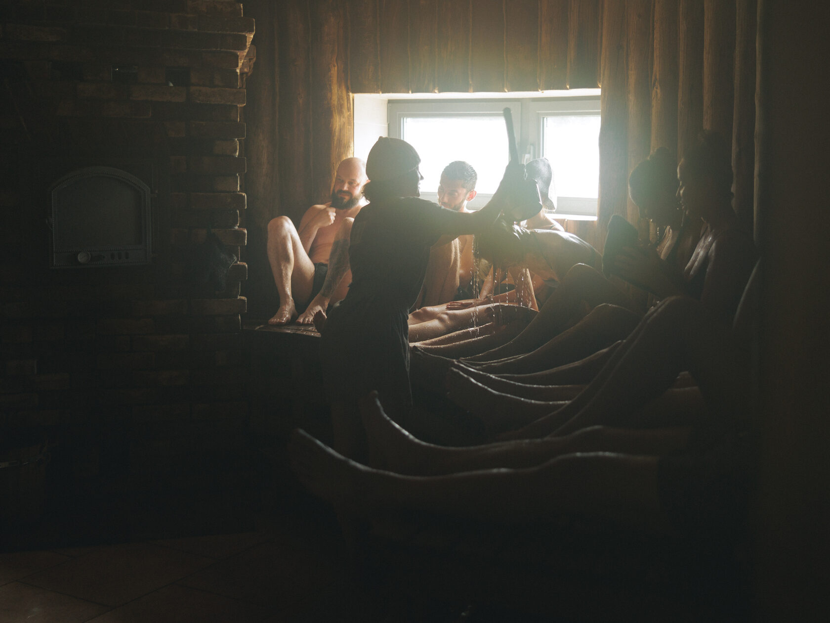 Коллективный пар с несколькими гостями